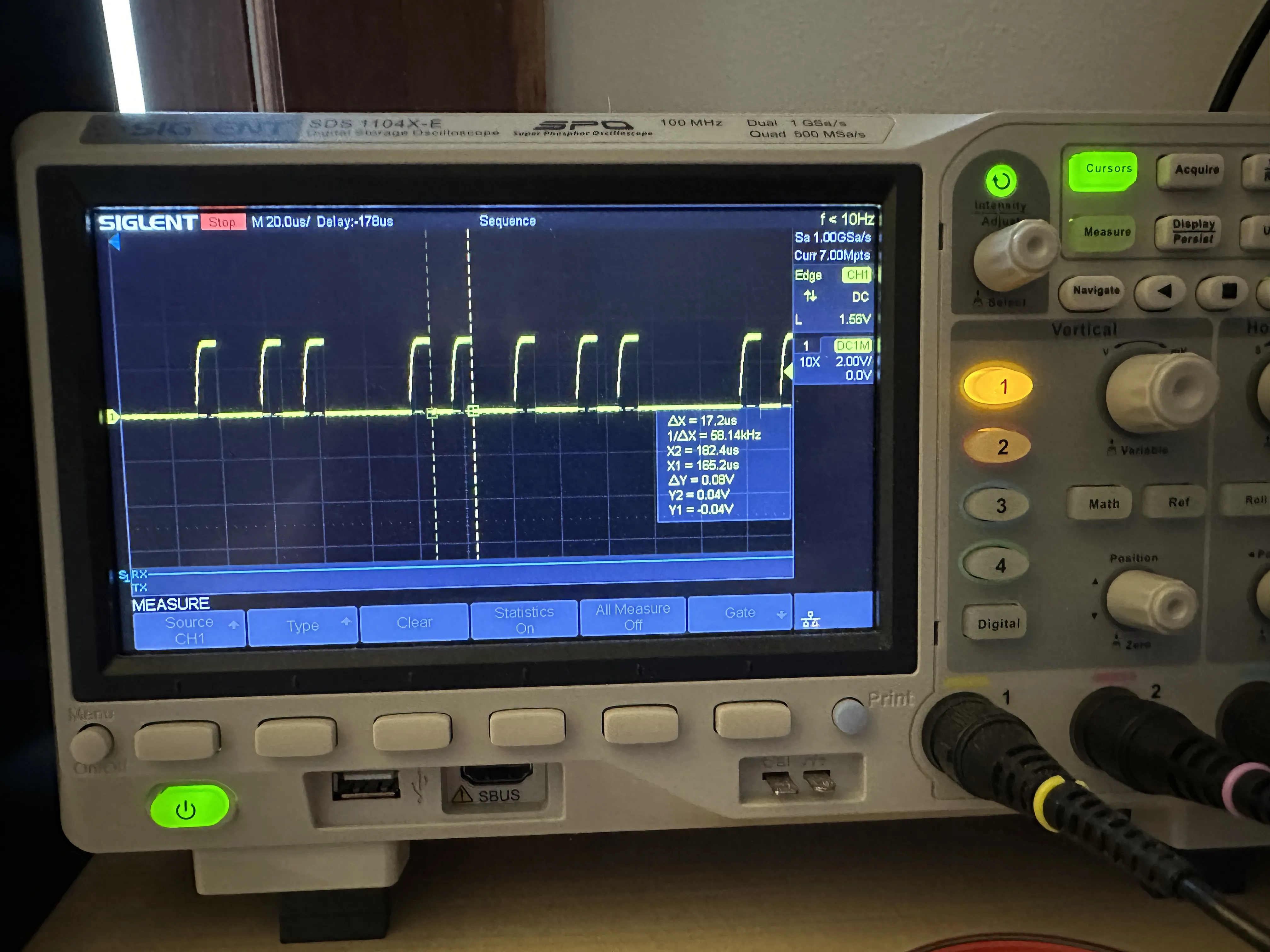 An oscilloscope showing the time measurement of the period of the Tx signal probed from the aforemetioned copper pad.
